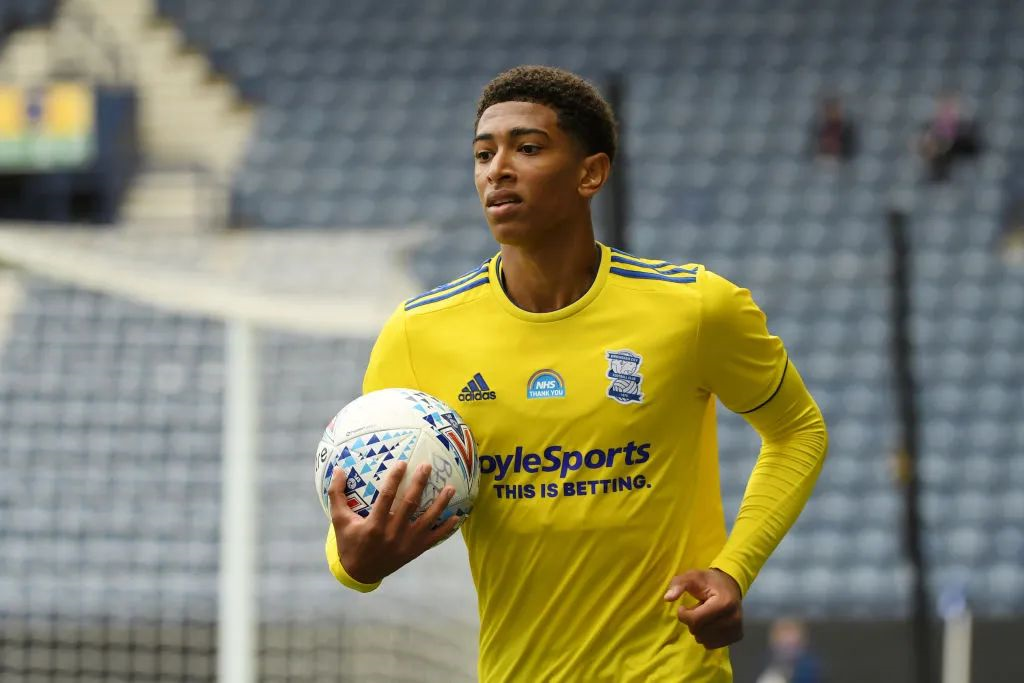 荷兰足协官方：小克鲁伊维特因伤缺战立陶宛，已经返回俱乐部