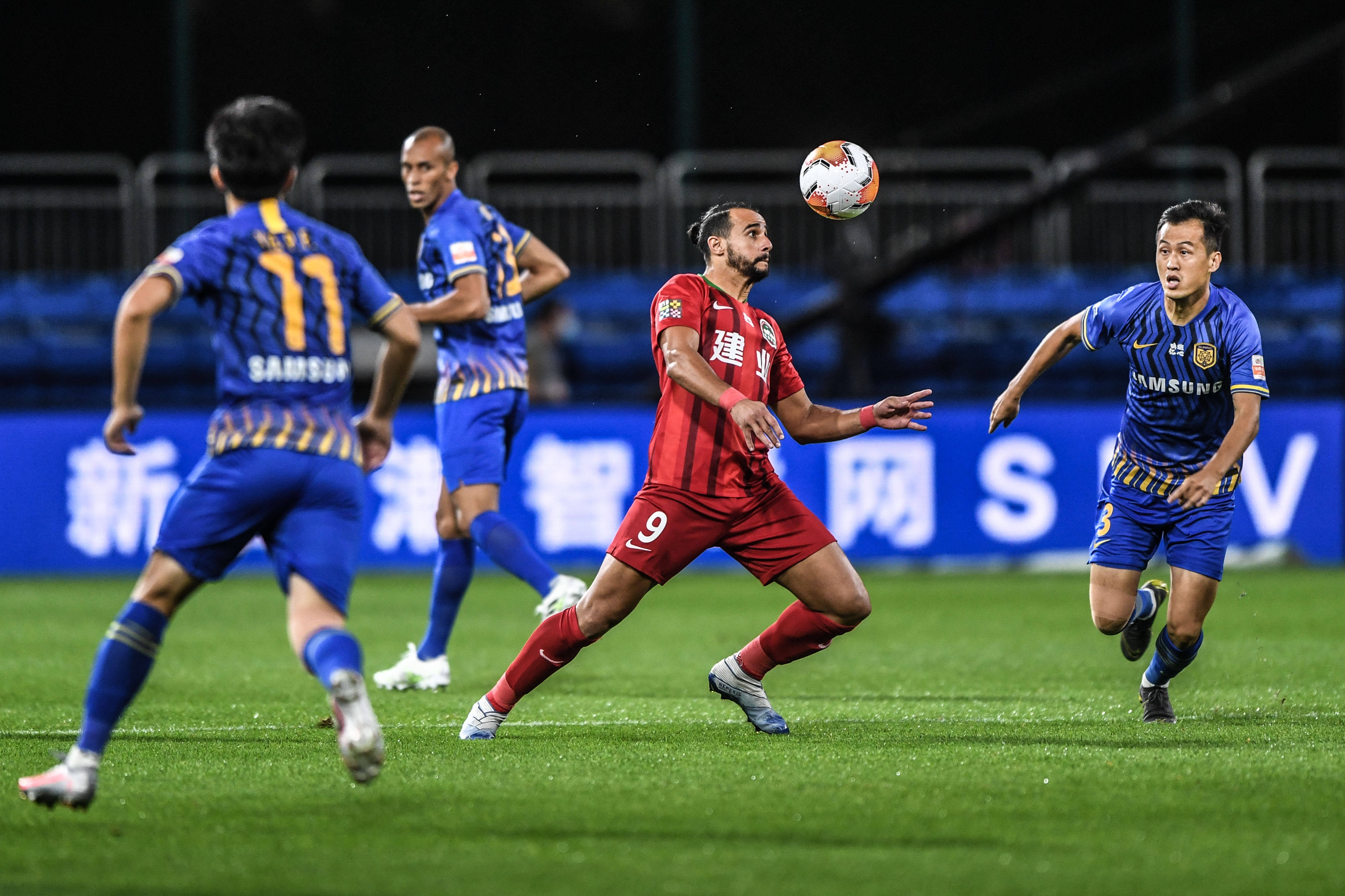 一位重病球迷被邀请看阿贾克斯的比赛，但因病情恶化未能实现