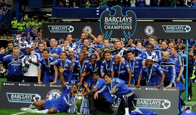 队友送大礼！QPR绝杀功臣疯狂庆祝，下一秒只剩底裤苦笑